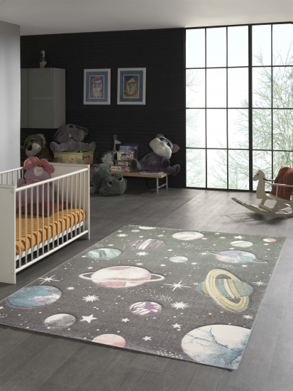 Kinderteppich mit Sternen und Planeten in pastellgrau