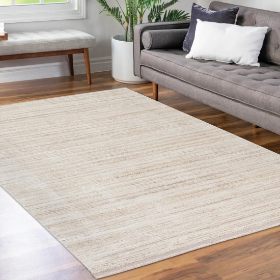 Moderner gestreifter Teppich in beige