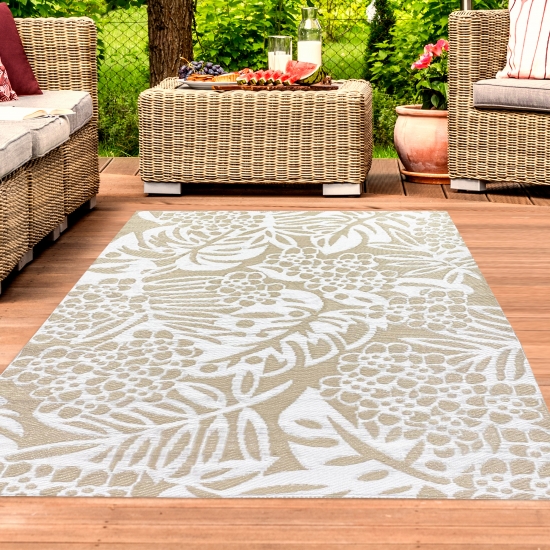 Recycelter Outdoor-Teppich mit tropischem Flair in beige