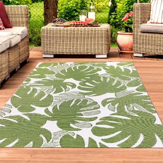 Exotischer Outdoor-Teppich mit tropischen Blättermotiven in Grün