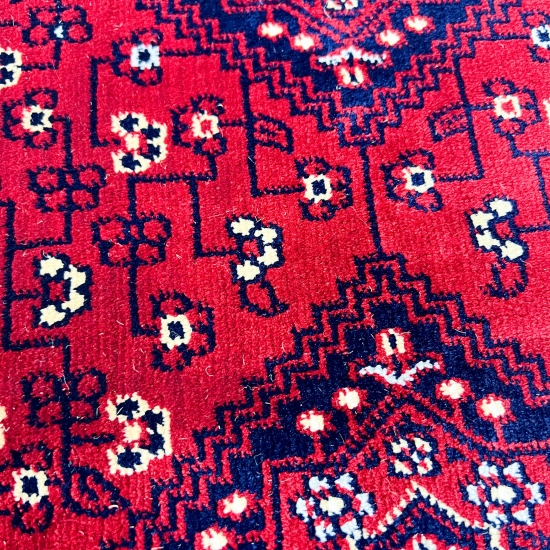 Orientalischer Teppich in rotem Blumen Muster