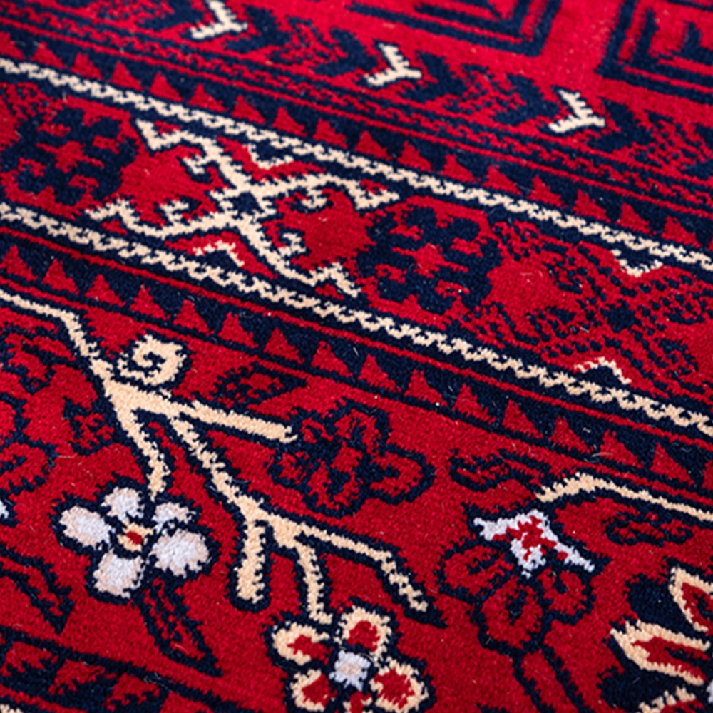 Orientalischer Teppich in rotem Blumen Muster