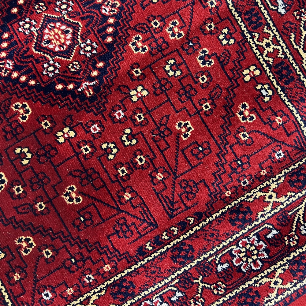 Orientalischer Teppich in rotem Blumen Muster